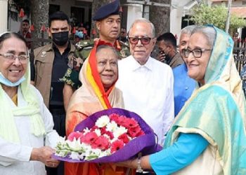 রাষ্ট্রপতি নিজ বাড়িতে স্বাগত জানালেন প্রধানমন্ত্রীকে