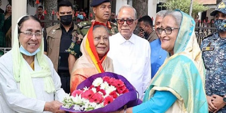 রাষ্ট্রপতি নিজ বাড়িতে স্বাগত জানালেন প্রধানমন্ত্রীকে