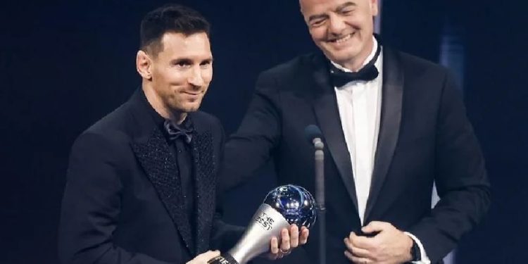 এমবাপ্পে এবং বেনজেমাকে হারিয়ে ফিফা বর্ষসেরা খেলোয়াড় নির্বাচিত লিওনেল মেসি