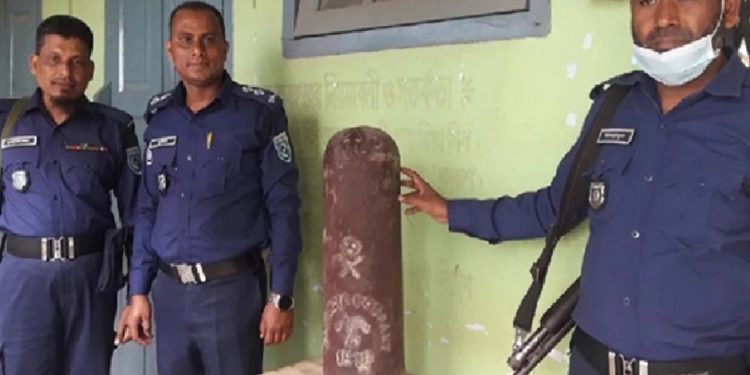 পুকুরে মাছ ধরতে গিয়ে ২০০ বছর আগের সীমানা পিলার পেল জেলেরা