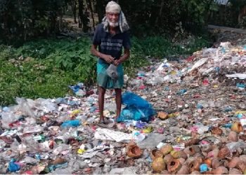 ডাস্টবিন থেকে কুড়িয়ে পাওয়া ভাঙারি বিক্রি করে চলে ইদ্রিস আলীর সংসার