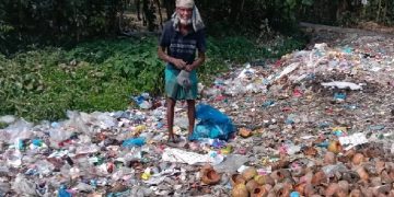 ডাস্টবিন থেকে কুড়িয়ে পাওয়া ভাঙারি বিক্রি করে চলে ইদ্রিস আলীর সংসার