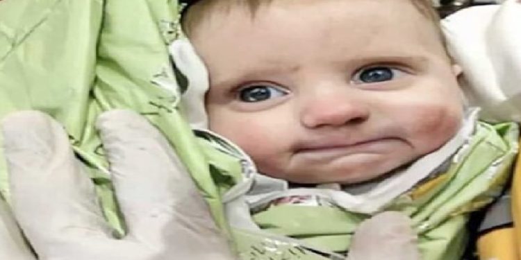 ধ্বংসস্তূপের নিচ থেকে ১২৮ ঘণ্টা পর ২ মাসের শিশু জীবিত উদ্ধার