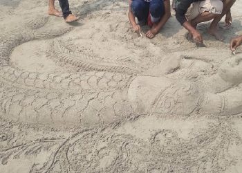 সাগরকন্যা কুয়াকাটায় বালু দিয়ে মৎস কন্যার ভাস্কর্য তৈরি করলেন এক পর্যটক