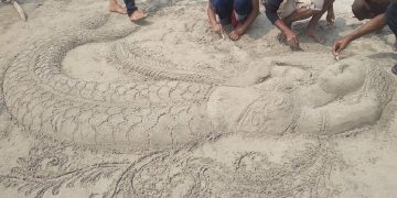 সাগরকন্যা কুয়াকাটায় বালু দিয়ে মৎস কন্যার ভাস্কর্য তৈরি করলেন এক পর্যটক