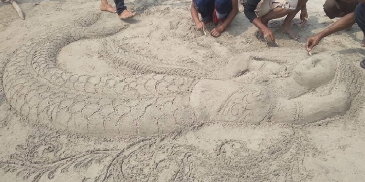 সাগরকন্যা কুয়াকাটায় বালু দিয়ে মৎস কন্যার ভাস্কর্য তৈরি করলেন এক পর্যটক