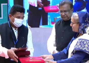 একুশে পদক তুলে দিলেন প্রধানমন্ত্রী