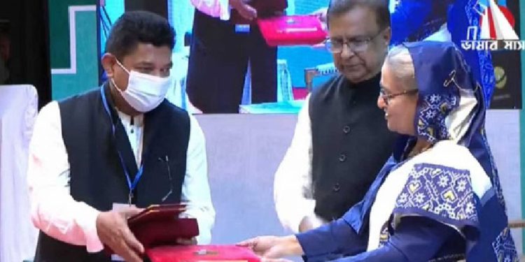 একুশে পদক তুলে দিলেন প্রধানমন্ত্রী