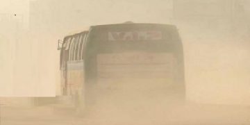 বায়ু দূষণে শহরের তালিকায় শীর্ষে উঠেছে ঢাকা