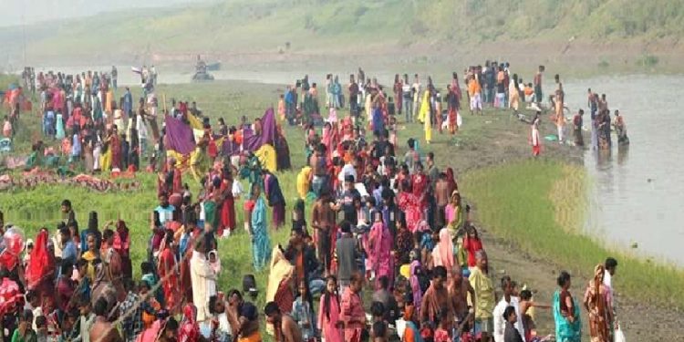 পাপ মোচনে ‘পোয়াতি বিলে’ হাজারো পুণ্যার্থীর স্নান