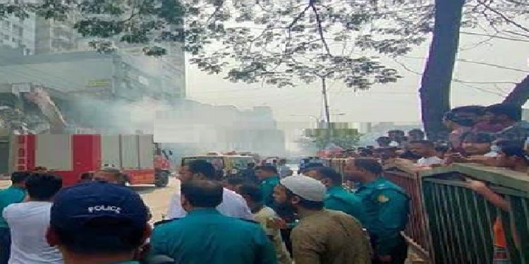 সায়েন্স ল্যাব এলাকায় ভবনে বিস্ফোরণ পরবর্তী আগুনের ঘটনায় দগ্ধ-৭