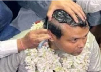 জামিন পেয়ে আদালতেই মাথা ন্যাড়া করলেন নেতা