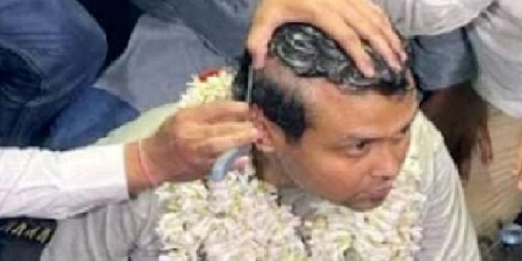 জামিন পেয়ে আদালতেই মাথা ন্যাড়া করলেন নেতা