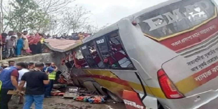 মাদারীপুরে বাস রেলিং ভেঙে খাদে পড়ে নিহত-১৮