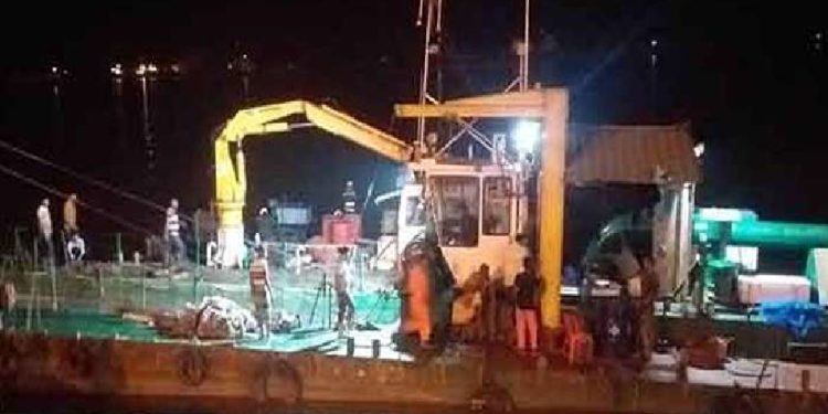 মোংলা বন্দরে কাজ করা অবস্থায় ড্রেজারের শ্রমিক নিহত