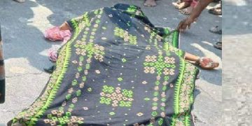 চিরিরবন্দরে ট্রাকচাপায় প্রিতী রাণী নামে এক কলেজছাত্রীর মৃত্যু