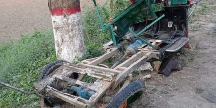 বাসের সঙ্গে ইজিবাইকের ধাক্কা নগরকান্দায় নিহত-২, আহত-৩