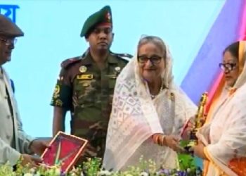 জাতীয় চলচ্চিত্র পুরস্কার তুলে দিলেন প্রধানমন্ত্রী শেখ হাসিনা
