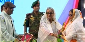 জাতীয় চলচ্চিত্র পুরস্কার তুলে দিলেন প্রধানমন্ত্রী শেখ হাসিনা