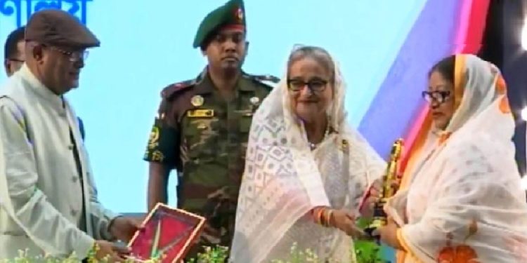 জাতীয় চলচ্চিত্র পুরস্কার তুলে দিলেন প্রধানমন্ত্রী শেখ হাসিনা