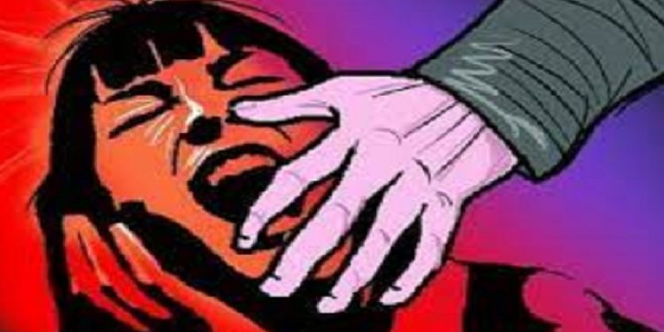 শিক্ষিকাকে ধর্ষণের চেষ্টা, প্যান্ট ও মোবাইল ফেলেই পালালেন যুবক