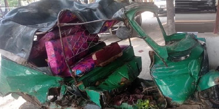 অটোরিকশা উল্টে নোয়াখালীতে নিহত-১,আহত-৩