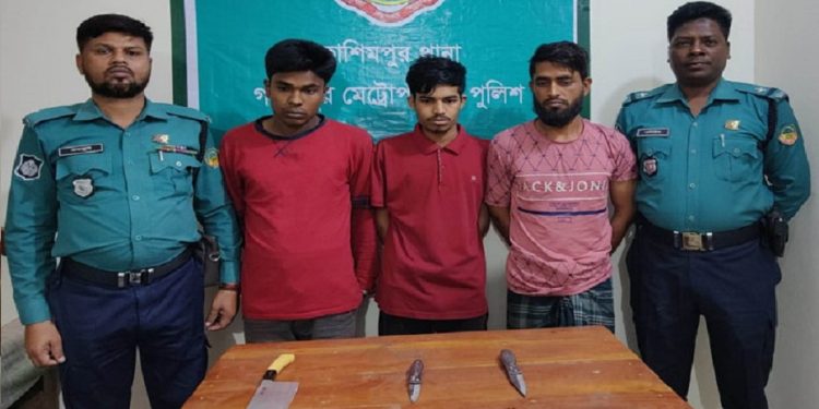চাকু-চাপাতিসহ গাজীপুরে ৩ ডাকাত গ্রেফতার