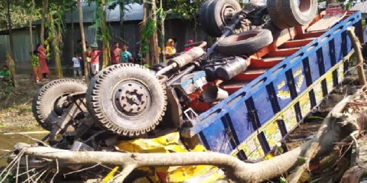 গাইবান্ধায় চিনি বোঝাই ট্রাক উল্টে চালক নিহত,আহত সহকারী