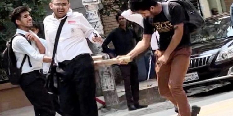 ঢাকা কলেজ ও আইডিয়াল কলেজের শিক্ষার্থীদের মধ্যে মারামারি,আহত- ৭