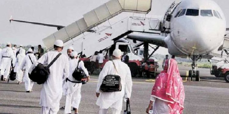 হজযাত্রীদের বিমানভাড়া কমানোর নির্দেশ দিয়েছে ধর্ম মন্ত্রণালয়