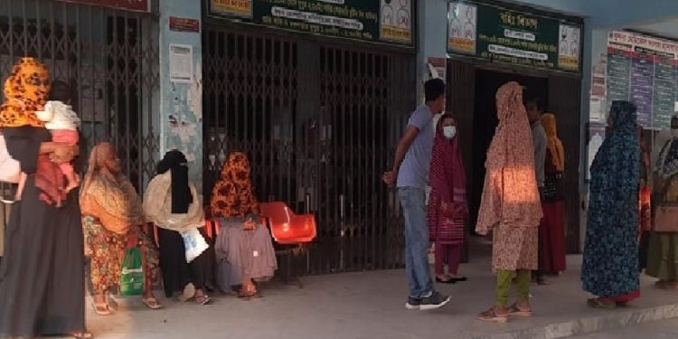 চিকিৎসকদের দ্বিতীয় দিনের কর্মবিরতি চলছে, খুলনায় রোগীদের দুর্ভোগ