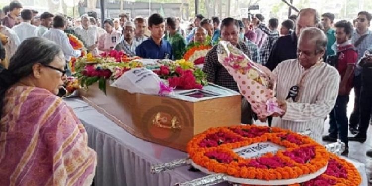 শহীদ মিনারে বীর মুক্তিযোদ্ধা ডা. জাফরুল্লাহ চৌধুরীর মরদেহে শ্রদ্ধা জানিয়েছে সর্বস্তরের মানুষ