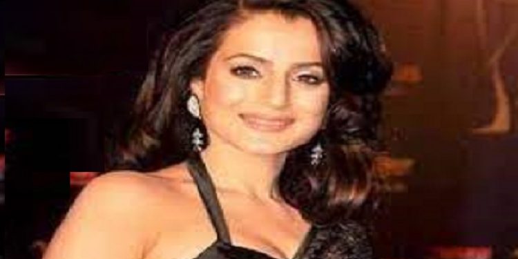 অভিনেত্রী আমিশা প্যাটেলের বিরুদ্ধে গ্রেপ্তারি পরোয়ানা