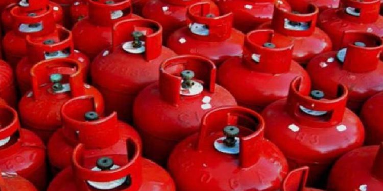 মাসের শুরুতেই সস্তা হল এলপিজি গ্যাস সিলিন্ডার!
