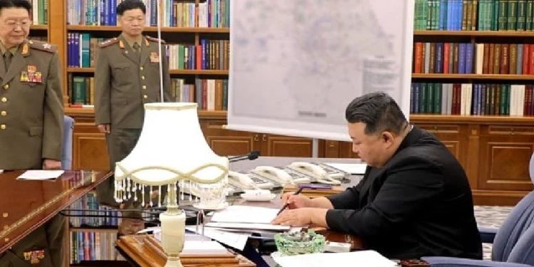 নতুন সামরিক প্রধান নিয়োগ দিয়ে যুদ্ধের প্রস্তুতি নিতে নির্দেশ দিয়েছেন কিম জং উন