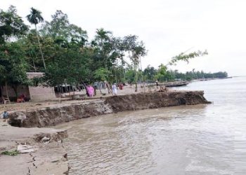 যমুনায় ভাঙনে নদীপাড়ের শতশত পরিবারের মানুষ আতঙ্কে