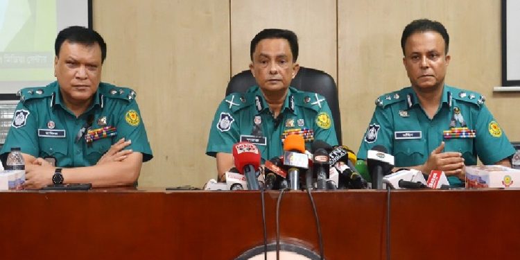 দেলাওয়ার হোসাইন সাঈদীর লাশবাহী অ্যাম্বুলেন্স ঘিরে তাণ্ডব চালায় জামায়াত-শিবির: ডিএমপি কমিশনার