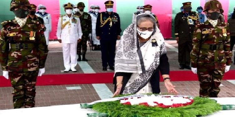 টুঙ্গিপাড়ায় জাতির পিতার সমাধিতে প্রধানমন্ত্রী শেখ হাসিনার শ্রদ্ধা