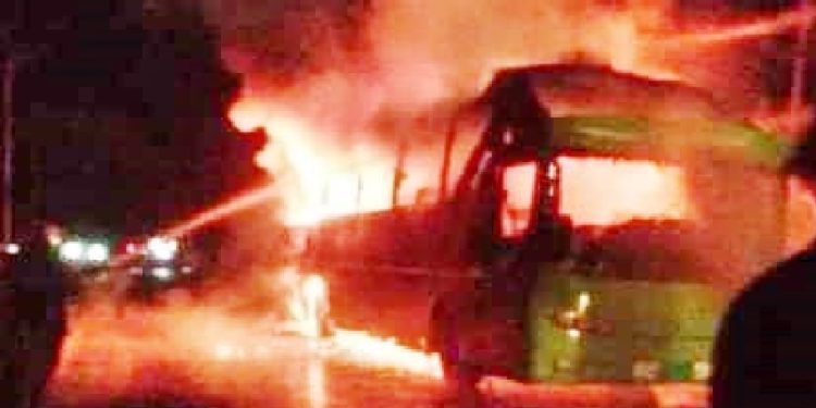 গ্রিন লাইন পরিবহনের যাত্রীবাহী বাসে আগুন