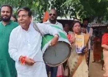 জাতীয় নির্বাচনের আগে ঢোল পিটিয়ে গ্যাসের দাম কমার প্রচার করেছেন মন্ত্রী