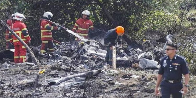 যাত্রীবাহী বিমান দুর্ঘটনায় নিহত- ১০