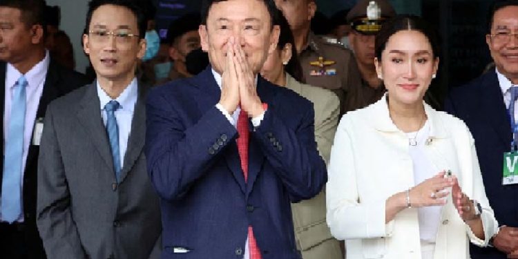 ১৫ বছরের নির্বাসন কাটিয়ে দেশে ফিরলেন সাবেক প্রধানমন্ত্রী থাকসিন সিনাওয়াত্রা