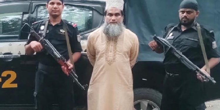 হজযাত্রীদের টাকা আত্মসাৎকারী এজেন্সির মালিক শেরেবাংলা নগর থেকে গ্রেপ্তার