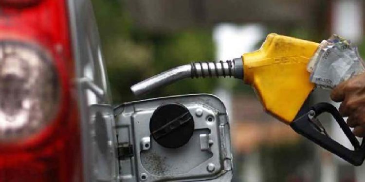 জ্বালানি পেট্রোলের দাম বৃদ্ধিতে নতুন রেকর্ড