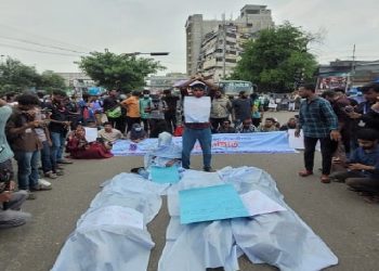 সাত কলেজ শিক্ষার্থীদের নীলক্ষেত মোড় অবরোধ