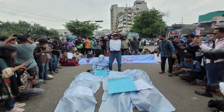 সাত কলেজ শিক্ষার্থীদের নীলক্ষেত মোড় অবরোধ