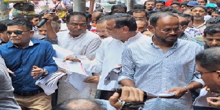 খালেদা জিয়ার মুক্তি ও সুচিকিৎসার দাবিতে বিএনপির লিফলেট বিতরণ