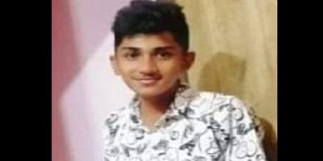 পড়তে বসতে বলায় মায়ের হিজাবে ফাঁস নিল ছেলে