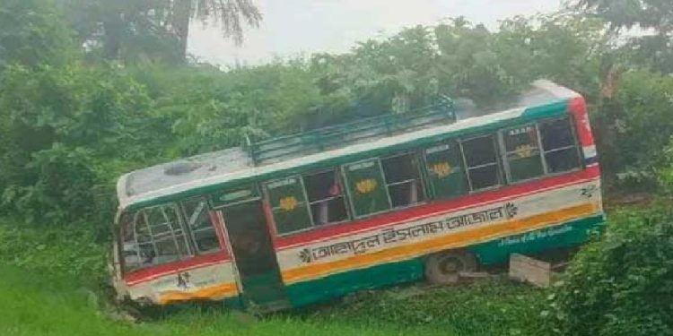 শ্রীপুরে নিয়ন্ত্রণ হারিয়ে বাস খাদে পড়ে চালক নিহত