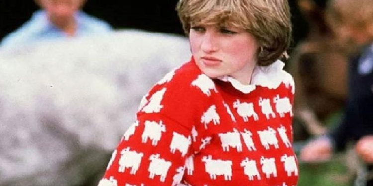 ডায়ানার ব্যবহৃত লাল রঙের সোয়েটার ১২ কোটি ৬৪ লাখ ৭৭ হাজার ৮২০ টাকায় বিক্রি 